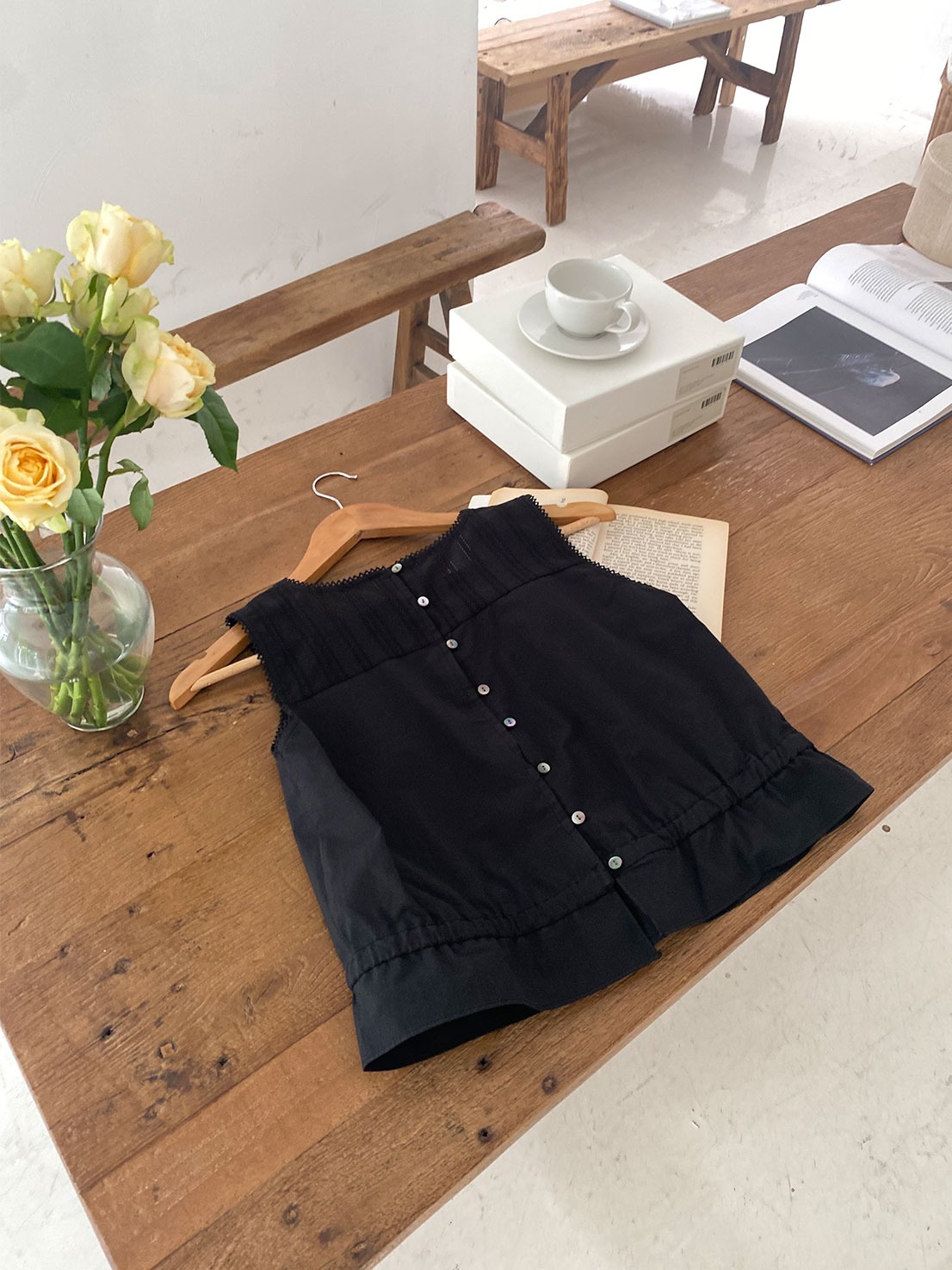 Bellissa sleeveless blouse (black)